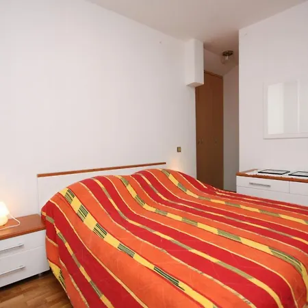 With A Parking Space - 5115 Murter